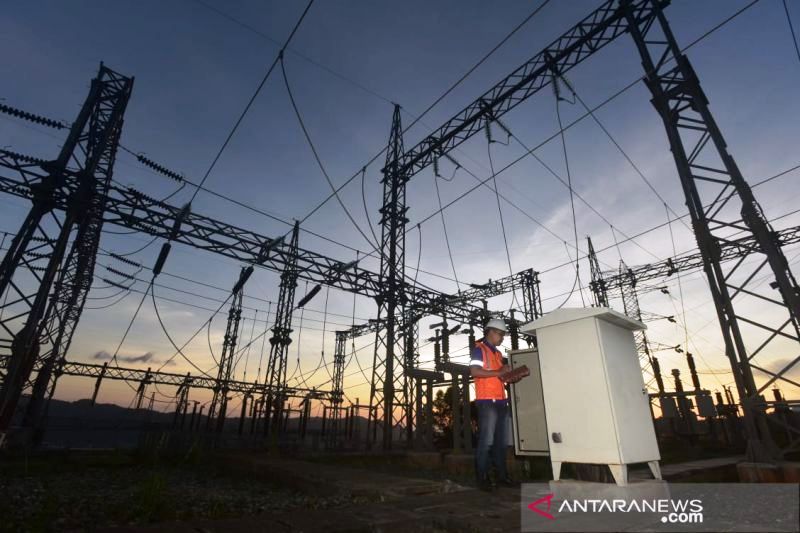 MENINGKAT: Pertumbuhan konsumsi listrik sektor industri mendominasi, yakni sebesar 10,63 persen, hal ini juga sebagai tanda pemulihan ekonomi. (ANTARA)