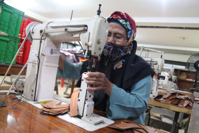 Geliat ekonomi kreatif di kawasan eks lokalisasi Dolly Surabaya. (SURYANTO/RADAR SURABAYA)