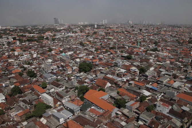 Padatnya pemukiman di Surabaya seiring dengan meningkatnya jumlah penduduk. (SURYANTO/RADAR SURABAYA)