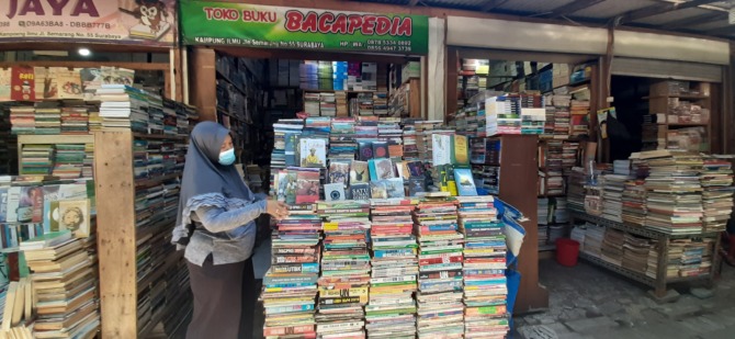 Salah satu pedagang di Kampung Ilmu, Jalan Semarang menjadi jujukan mencari buku dengan harga murah. (SURYANTO/RADAR SURABAYA)