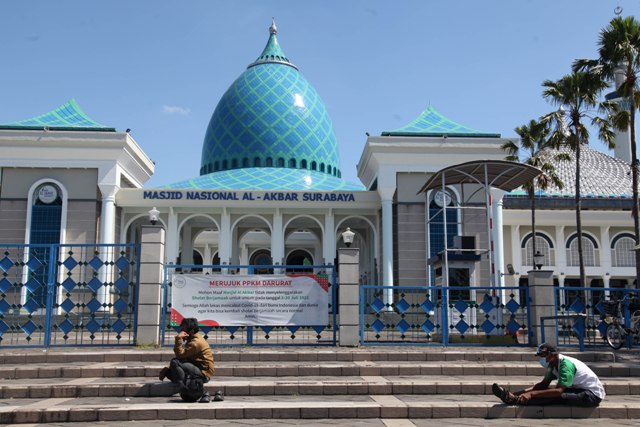 Masjid Al Akbar Surabaya (MAS) menerapkan protokol kesehatan ketat selama pandemi Covid-19. (SURYANTO/RADAR SURABAYA)