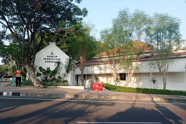 SUMBER ILMU: Museum Pendidikan di Genteng Kali menempati bangunan peninggalan Belanda yang dibangun antara tahun 1910-1913. (SURYANTO/RADAR SURABAYA)