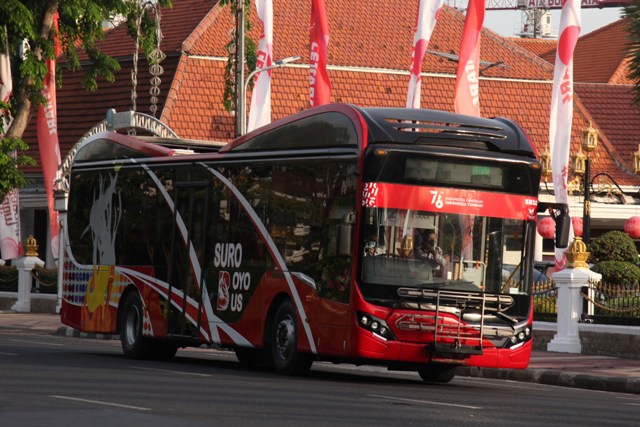 Suroboyo Bus menjadi sarana transportasi kebanggaan warga Surabaya, selain nyaman juga terjangkau. (SURYANTO/RADAR SURABAYA)