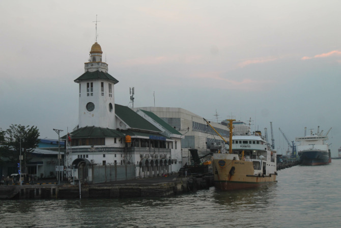 Pelabuhan Tanjung Perak memiliki peran yang besar sebagai lalu lintas perdagangan nasional dan internasional. (SURYANTO/RADAR SURABAYA)