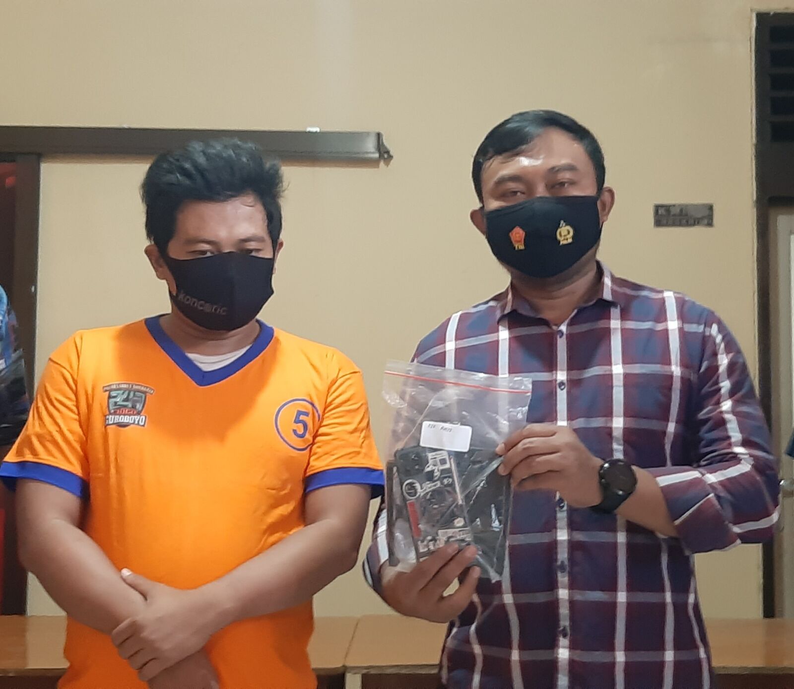 Tersangka Holilur Rohman diamankan di Mapolsek Wonokromo. (Mahrus/Radar Surabaya)