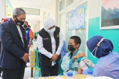 Gubernur Jatim Khofifah Indar Parawansa menyaksikan vaksinasi pelajar di Sidoarjo. (IST)
