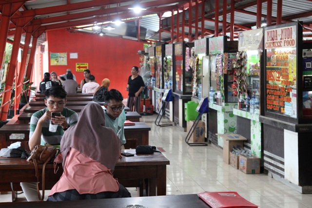 Sentra wisata kuliner di Jalan Ketabangkali surabaya sudah mulai ramai sejak dua pekan lalu. (SURYANTO/RADAR SURABAYA)