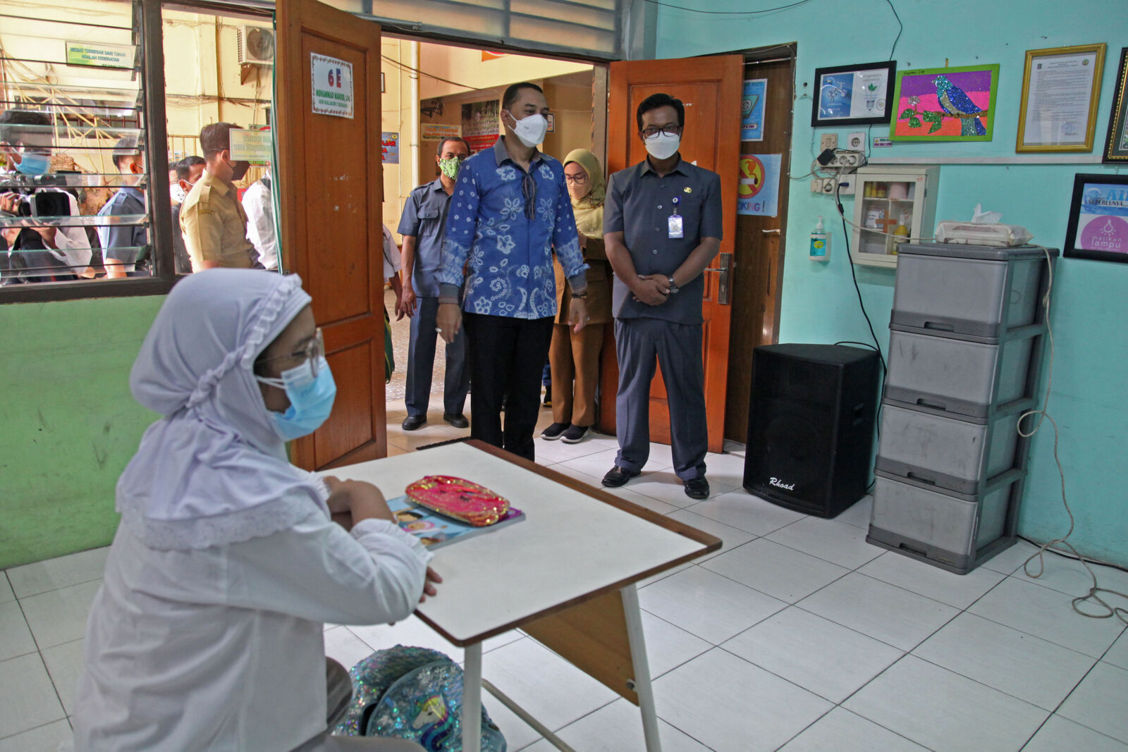 Wali Kota Surabaya Eri Cahyadi (kiri) menjelaskan perkembangan PTM di Surabaya. (SURYANTO/RADAR SURABAYA)