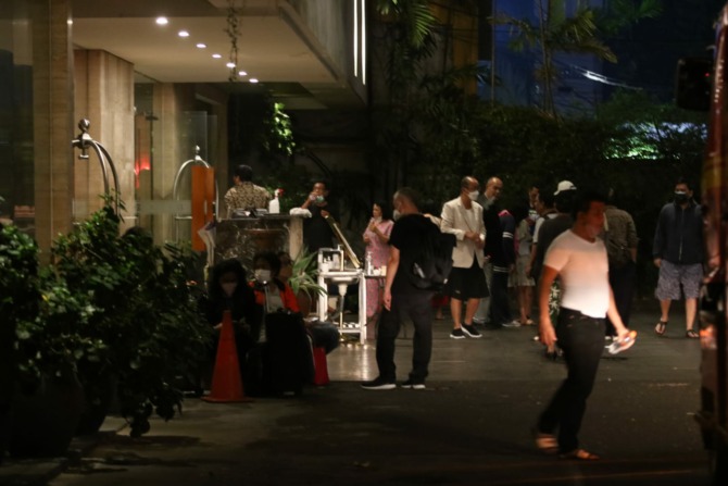 Ratusan tamu hotel menyelamatkan diri setelah dapur Hotel Elmi Surabaya terbakar. (IST)