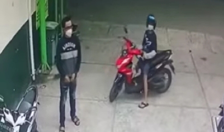 Pelaku curanmor terekam CCTV saat mencuri motor di Wisma Lidah Kulon, Surabaya. (IST)