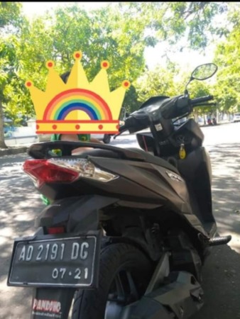Sepeda motor korban yang amblas di kawasan Pagesangan, Surabaya. (IST)