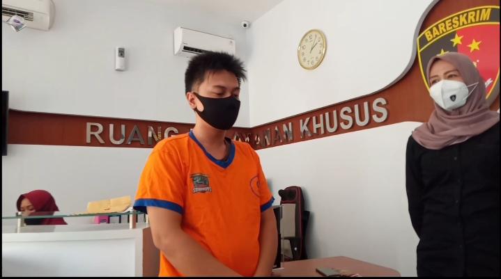 Tersangka DR ditangkap polisi karena ketahuan menjual istri untuk praktik threesome di hotel. (IST)