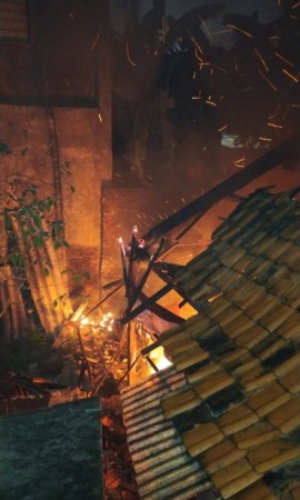 Kobakaran api membakar satu unit bangunan di kawasan Babatan Wiyung, Surabaya. (IST)