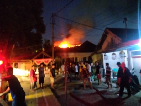 Suasana kebakaran gudang palawijaya di kawasan Sidokapasan, Surabaya. (Istimewa)