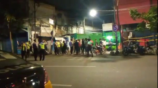 Polisi mengamankan bentrokan di salah satu kafe di Jalan Ngaglik, Surabaya. (IST)