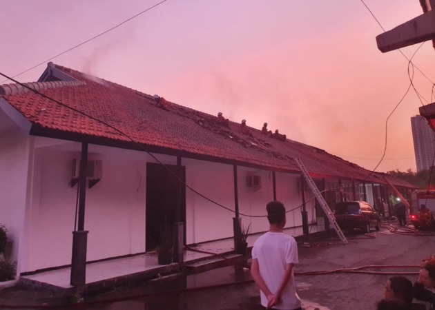 Gedung Kementerian PUPR di Gayung Kebonsari, Surabaya, setelah kebakaran. (IST)