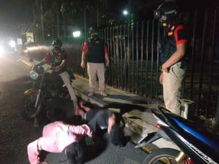 Dua pemuda dihukum melakukan push-up karena terjaring razia di kawasan MERR Surabaya. (IST)