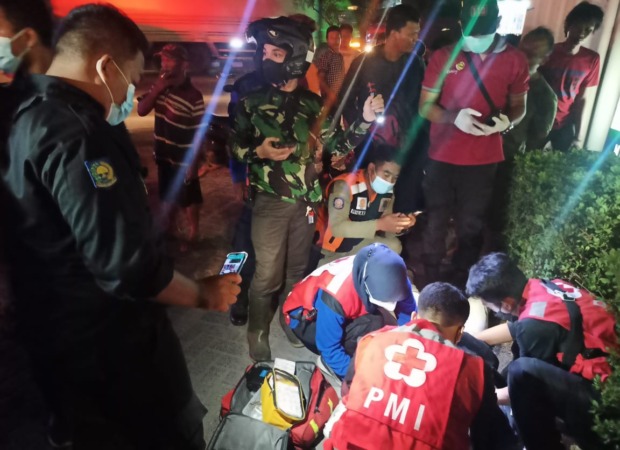 Petugas membantu korban kecelakaan di kawasan Tambak Osowilangun, Surabaya. (IST)