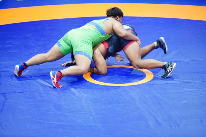 EMAS LAGI: Dimas Septo Anugrah (kaos hijau) masih terlalu tangguh untuk Ahmad Umar. (FUAD)