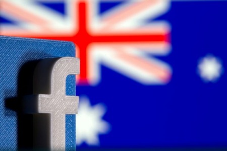 ILUSTRASI: Logo Facebook berlatar bendera Australia, 2021. (ANTARA/REUTERS)