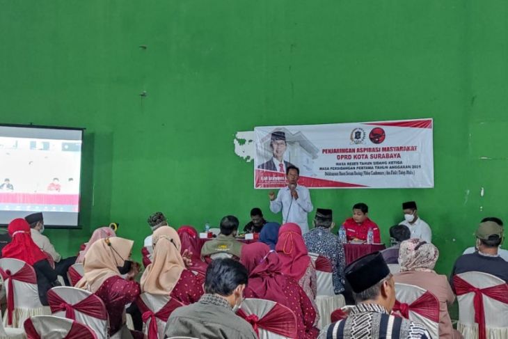 Ketua DPRD Surabaya Adi Sutarwiyono menerima pengaduan masalah stunting saat reses. (ANTARA)