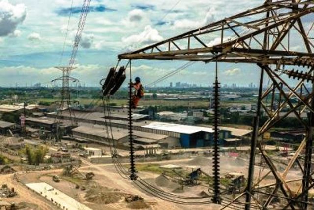 UNTUK PELANGGAN: Tim Pemeliharaan Jaringan ULTG Krian saat melakukan cleaning (pembersihan) isolator pada SUTET 500 kV Grati-Krian. (ISTIMEWA)