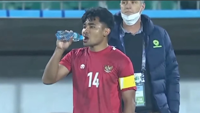 Pemain andalan timnas Indonesia U-23 saat water break dalam laga kedua melawan Autralia di Tajikistan. (YOUTUBE)