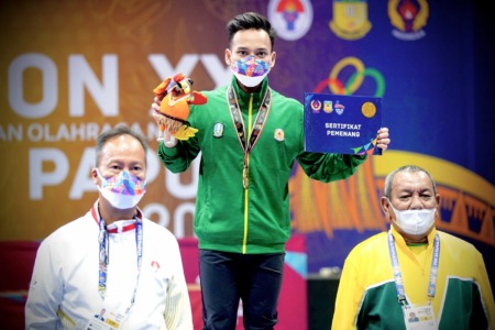 M. Daffa, mahasiswa Unesa, menyabet emas untuk kontingen Jatim di PON XX Papua di cabor wushu. (IST)