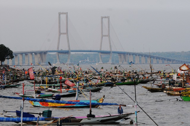 Jembatan Suramadu memacu pertumbuhan ekonomi Pulau Madura dan Jawa Timur secara keseluruhan. (SURYANTO/RADAR SURABAYA)
