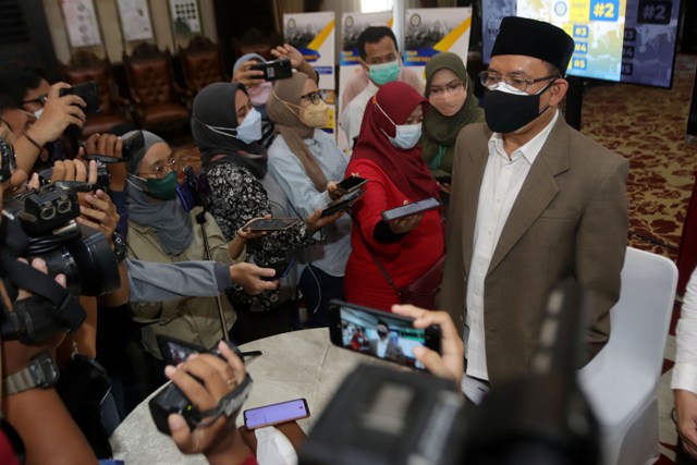 Rektor Universitas Airlangga (Unair) Surabaya, M Nasih, memberikan keterangan kepada jurnalis terkait vaksin merah putih, Jumat (15/10). (ANDY SATRIA/RADAR SURABAYA)