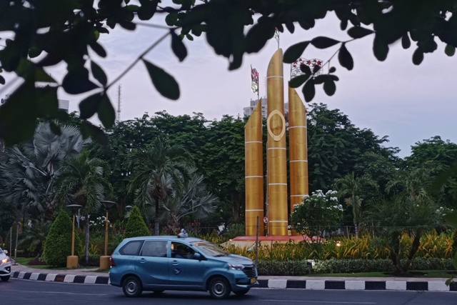 Monumen Bambu Runcing yang ada dj Jalan Panglima Sudirman itu sudah ada sejak tahun 1981.  (SURYANTO/RADAR SURABAYA)