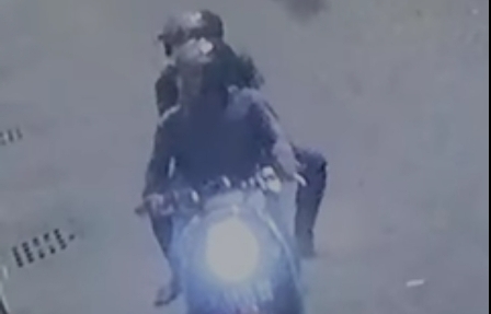 Pelaku curanmor terekam CCTV saat beraksi di kawasan Simo Kalangan, Surabaya. (IST)