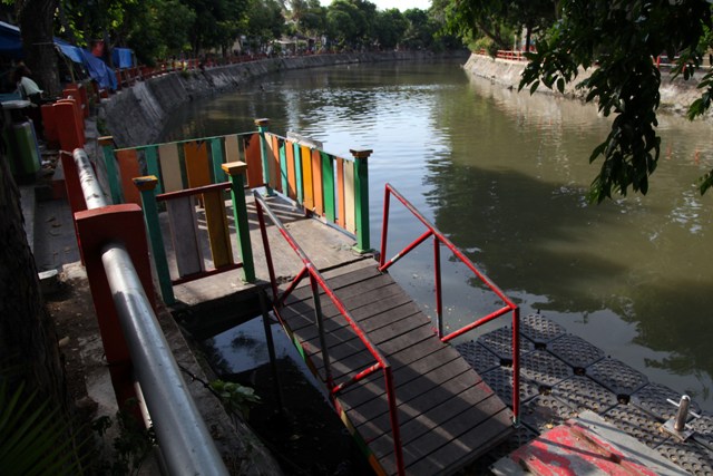 Wisata dan transportasi air Sungai Kalimas Surabaya masih mandek gara-gara pandemi Covid-19. (SURYANTO/RADAR SURABAYA)