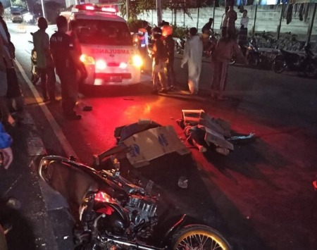 Jenazah korban tergeletak setelah tabrakan maut di kawasan Tambak Langon, Surabaya. (IST)