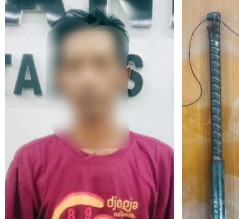 Tersangka Isa Ansori diamankan bersama barang bukti potongan besi yang dipakai untuk menghabisi istrinya. (IST)