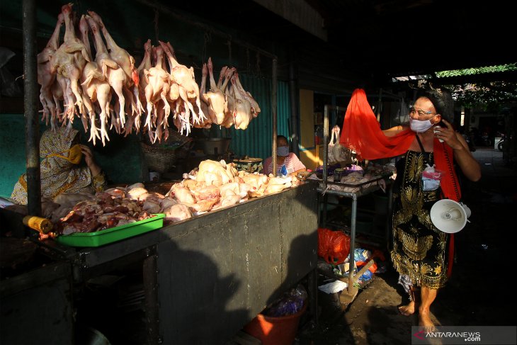 Seniman ludruk Meimura menyampaikan sosialisasi prokes di pasar-pasar di Surabaya. (DOK)