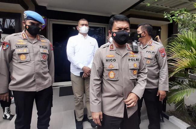 Kapolda Jatim Irjen Pol Nico Afinta memberikan keterangan kepada awak media usai memantau proses jalannya sidang anggota di Bidpropam Polda Jatim. (Mahrus/Radar Surabaya)