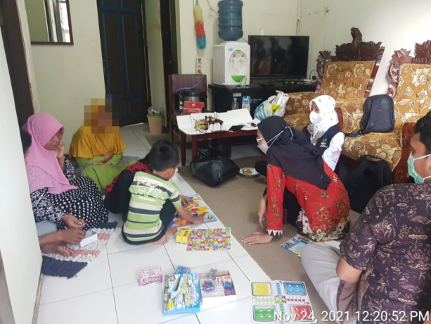 BUTUH PENDAMPINGAN: HN (dua dari kiri), korban kekerasan seksual di Malang membutuhkan perhatian psikologis untuk meminimalisir trauma. (KEMENSOS)