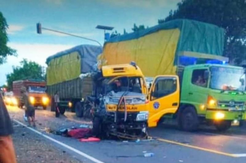 Kejadian laka lantas di jalan umum Desa Gampeng, Kecamatan Gampengrejo, Kabupaten Kediri, Jawa Timur, Sabtu (27/11/2021). (ANTARA)