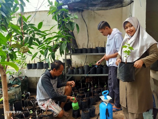BUDIDAYA HORTIKULTURA: Dosen UWP Surabaya, Ari Astutik S.S., M.Pd., menginisiasi pembudidayaan bibit anggur impor di Perum UKA, Kelurahan Sememi, Kecamatan Benowo, Kota Surabaya.(ISTIMEWA)