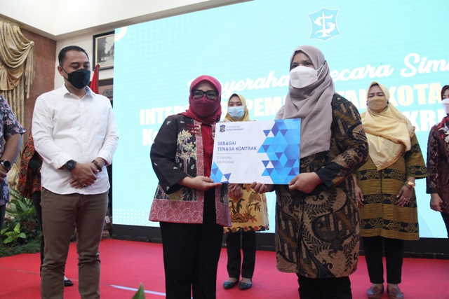 Wali Kota Surabaya Eri Cahyadi menyaksikan pemberian bantuan kepada para istri awak KRI Nanggala. (IST)