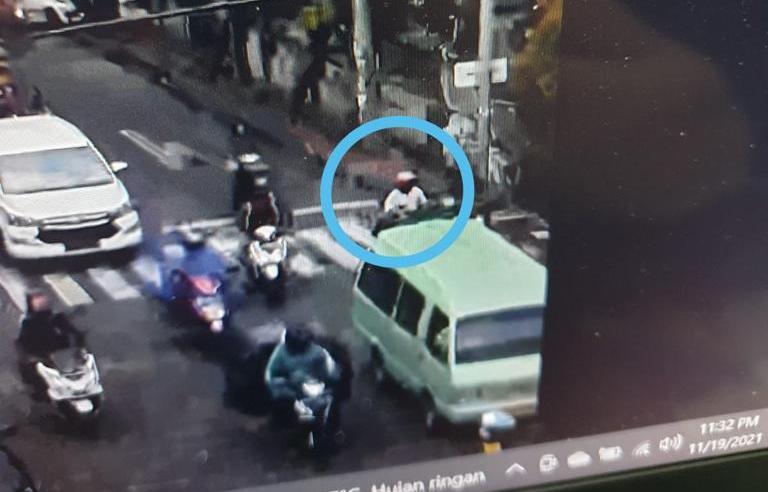 Aksi tersangka jambret M Yunus di Jalan Arjuno Surabaya terekam kamera CCTV. (IST)