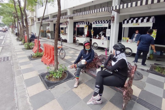 BAGIAN PEMULIHAN EKONOMI: Deretan lapak UMKM kuliner yang ada di Jalan Tunjungan, Senin (22/11). (SURYANTO/RADAR SURABAYA)