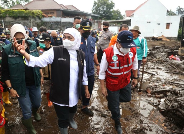 Gubernur Jatim Khofifah Indar Parawansa meninjau lokasi bencana banjir bandang di Kota Batu, Jumat (5/11). (IST)