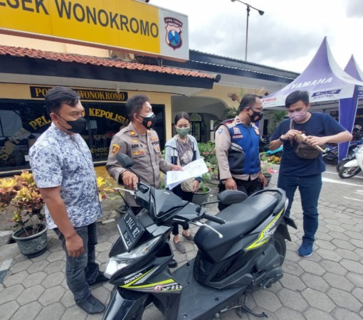 Polisi menyerahkan motor Honda Beat milik Intan Karisma yang sebelumnya dilaporkan hilang. (IST)