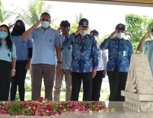 Kepala BNNK Surabaya AKBP Kartono melakukan tabur bunga di Makam Pahlawan WR Supratman, Jalan Kenjeran, Surabaya. (IST)