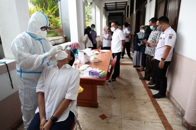 DETEKSI CORONA: Sejumlah ASN menjalani tes usap Covid-19 di Pemkot Surabaya, Rabu (24/11). (SURYANTO/RADAR SURABAYA)