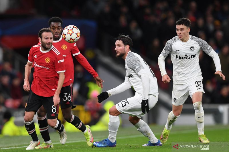 Pemain Manchester United Juan Mata (kiri) dan pemain Young Boys (kedua kanan) sedang memperebutkan bola dalam pertandingan Grup F Liga Champions pada 9 Desember 2021. (ANTARA/AFP)