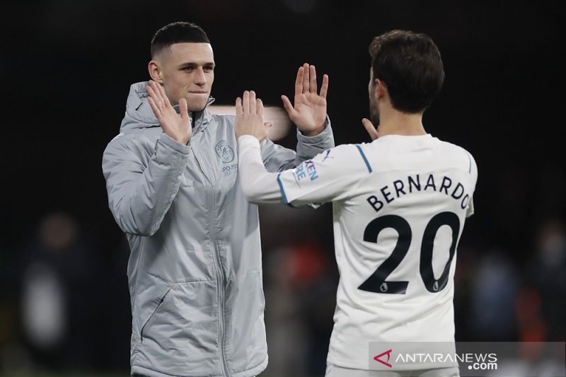 Gelandang serang Manchester City Bernardo Silva (kanan) melakukan selebrasi bersama Phil Foden seusai mengalahkan Watford dalam laga lanjutan Liga Inggris di Stadion Vicarage Road, Watford, Inggris, Sabtu (4/12/2021) waktu setempat. (ANTARA/REUTERS)