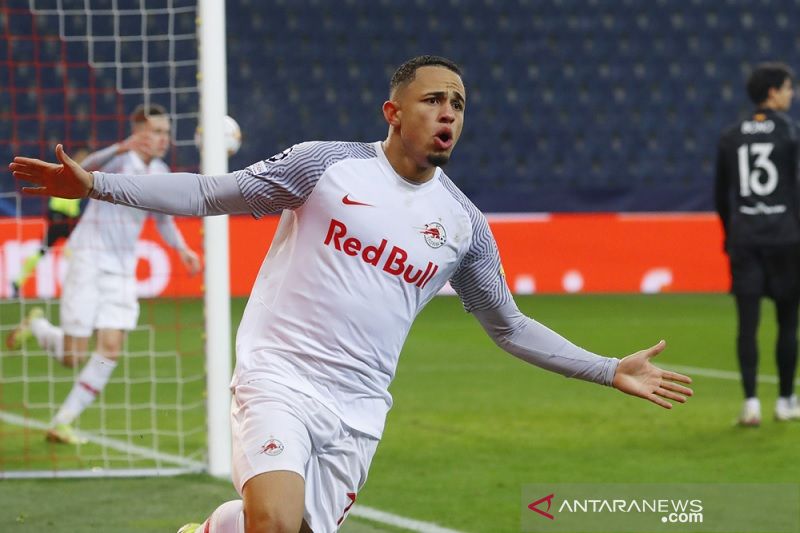 Penyerang Red Bull Salzburg Noah Okafor merayakan golnya ke gawang Sevilla dalam laga pemungkas Grup G Liga Champions di Stadion Red Bull Arena, Salzburg, Austria, Rabu (8/12/2021) waktu setempat. (ANTARA/REUTERS)